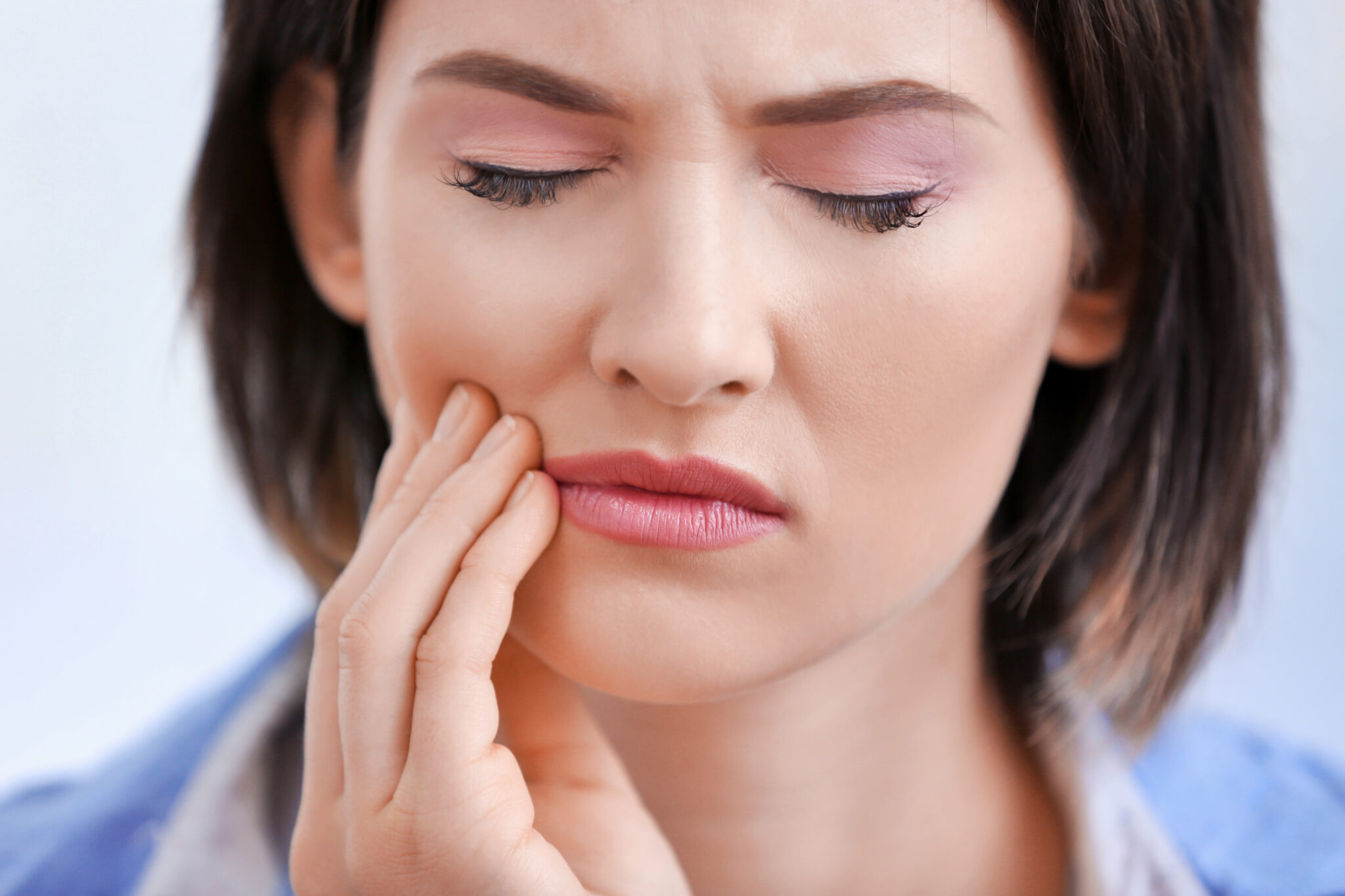 What are common symptoms of a tooth abscess?